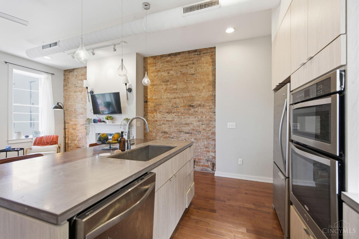 122 W Fifteenth St 222