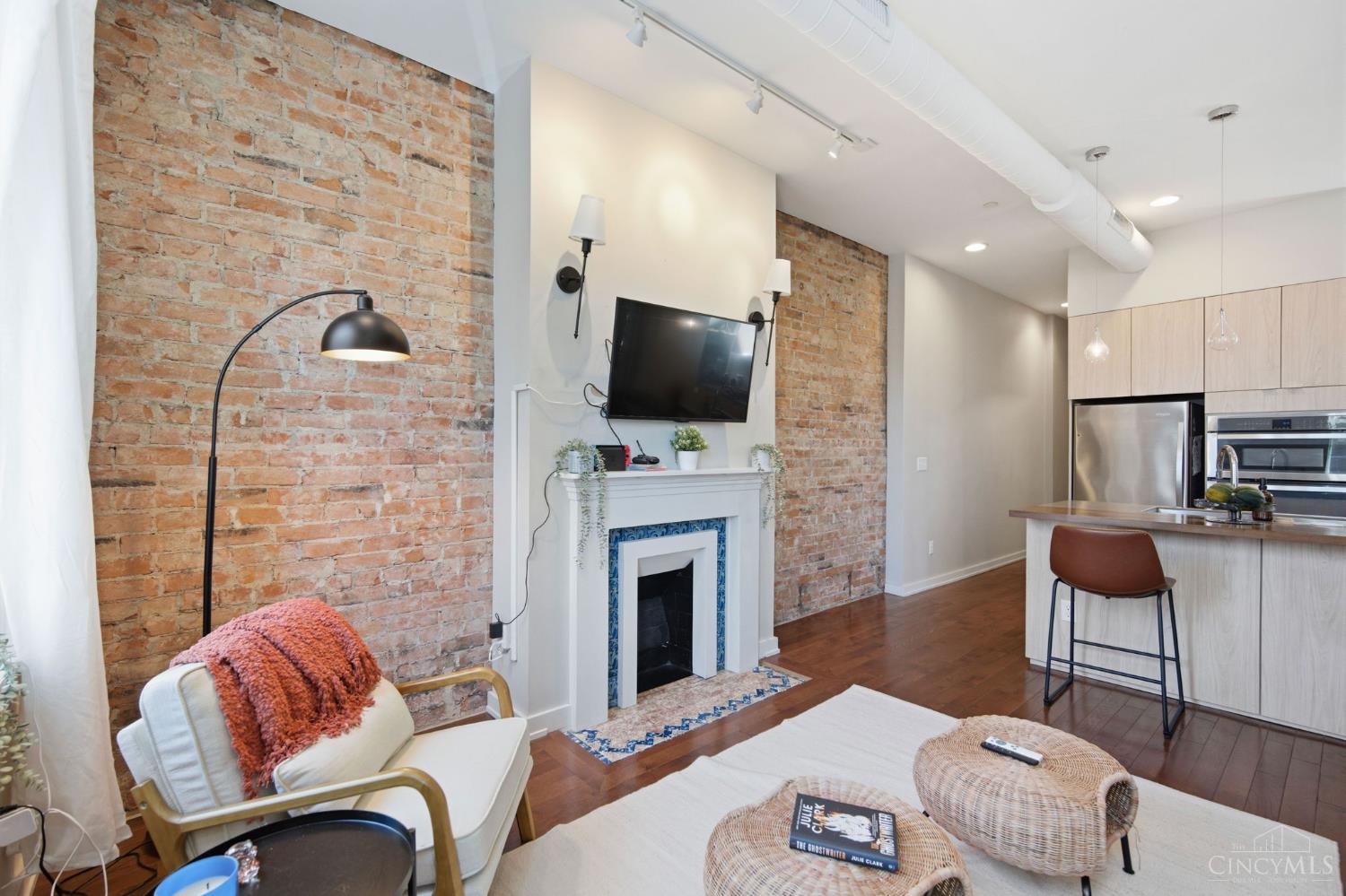 122 W Fifteenth St 222