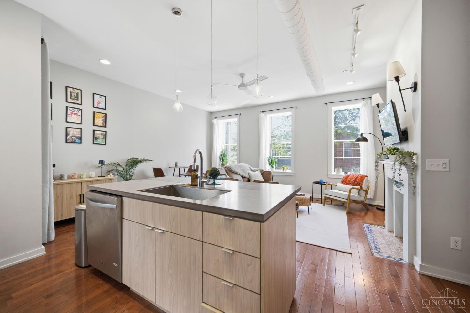122 W Fifteenth St 222