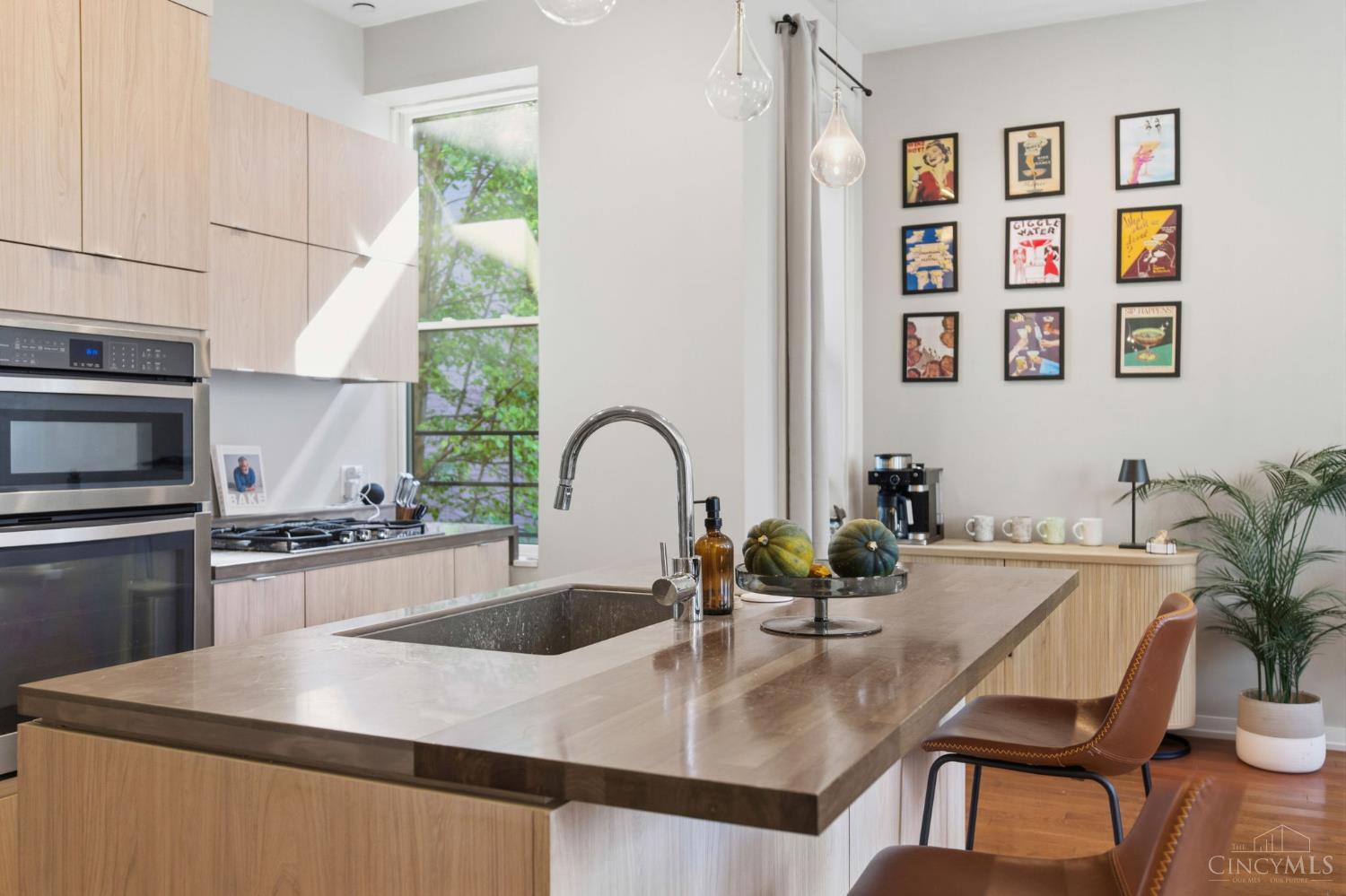 122 W Fifteenth St 222