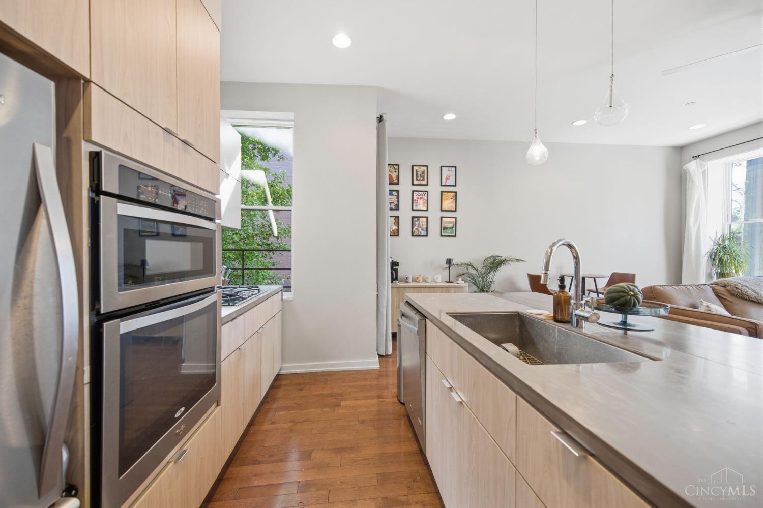 122 W Fifteenth St 222