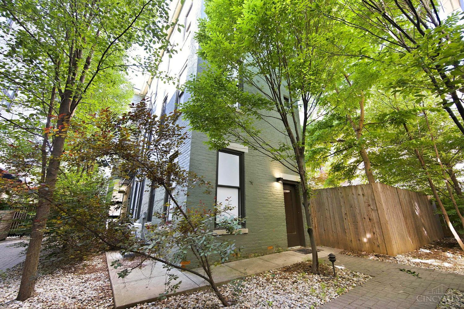 122 W Fifteenth St 222