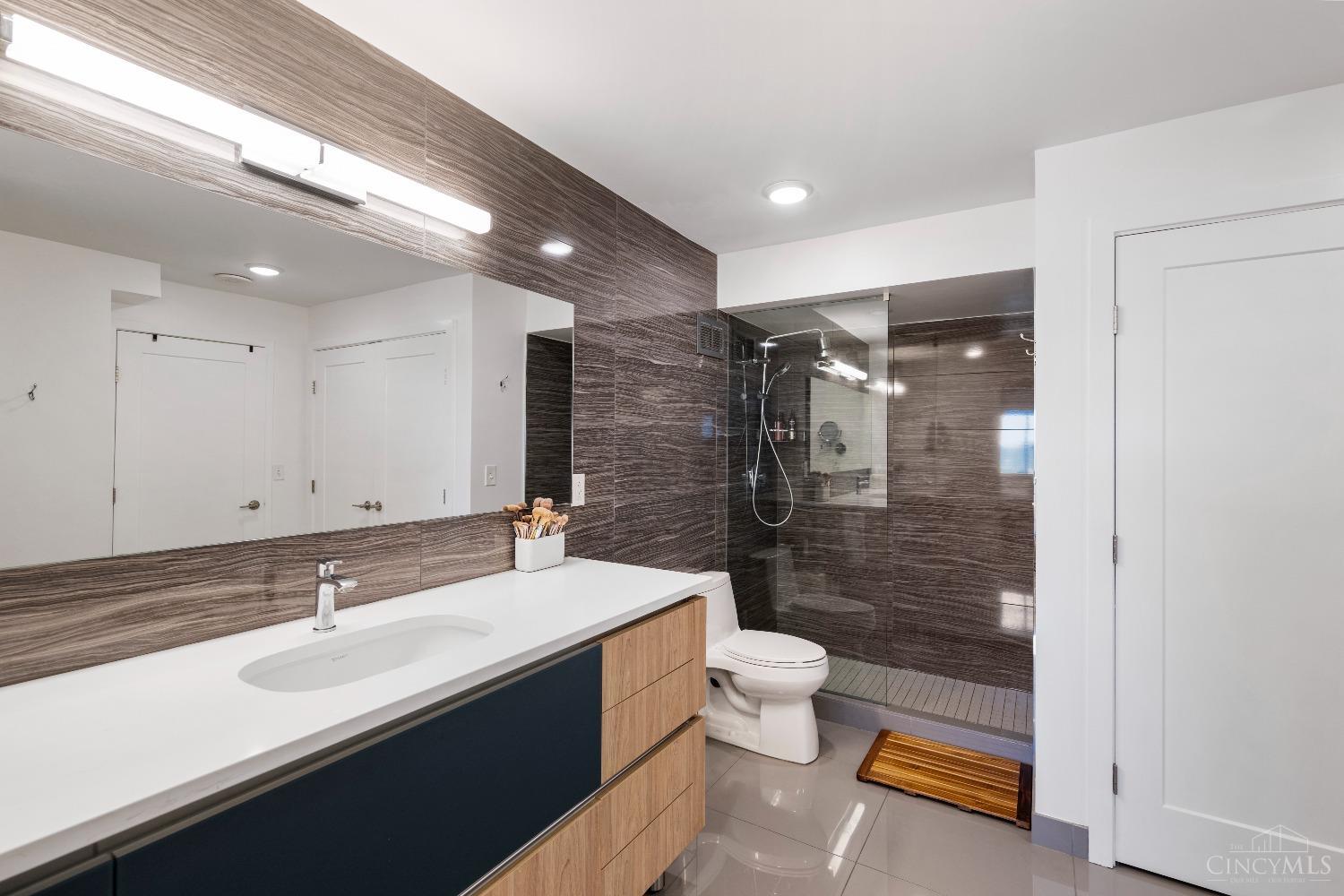 2200 Victory Parkway Unit: 2104