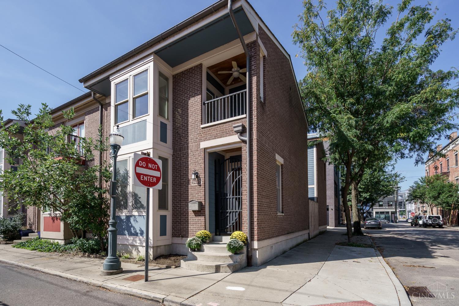 1437 Pleasant Street
