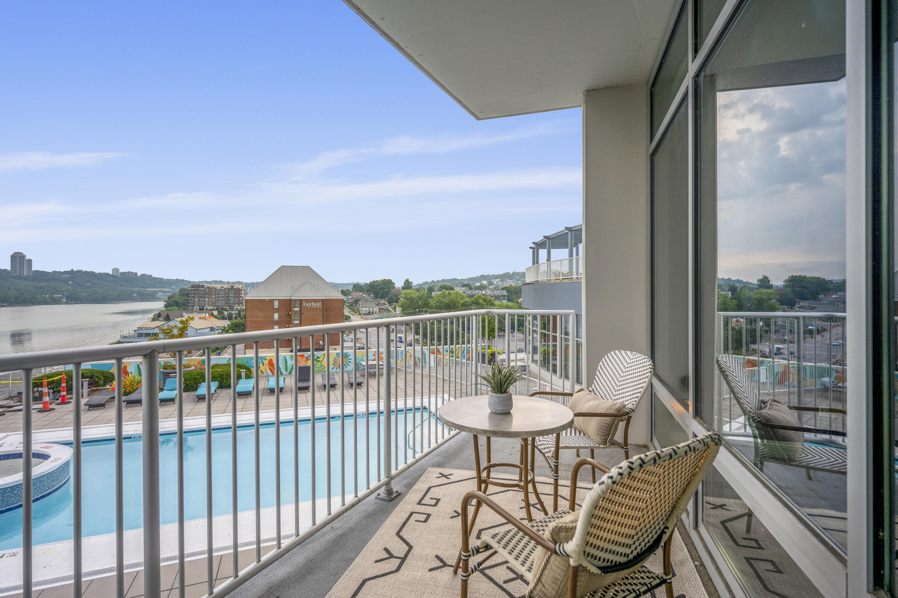 400 Riverboat, 605