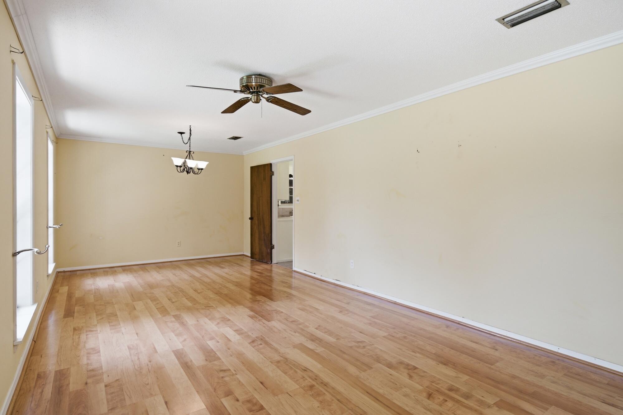 118 W Lakeside Dr.