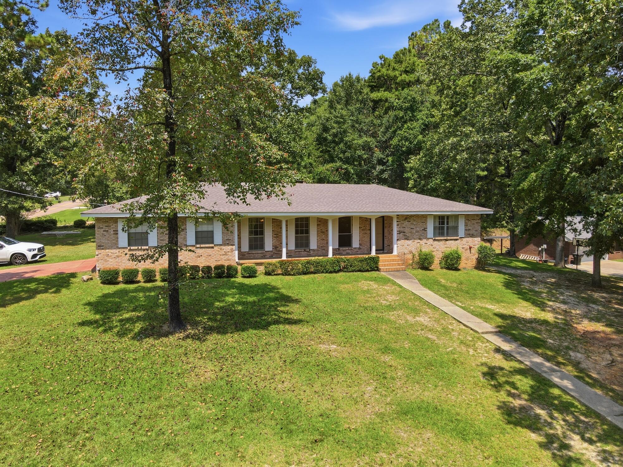 118 W Lakeside Dr.