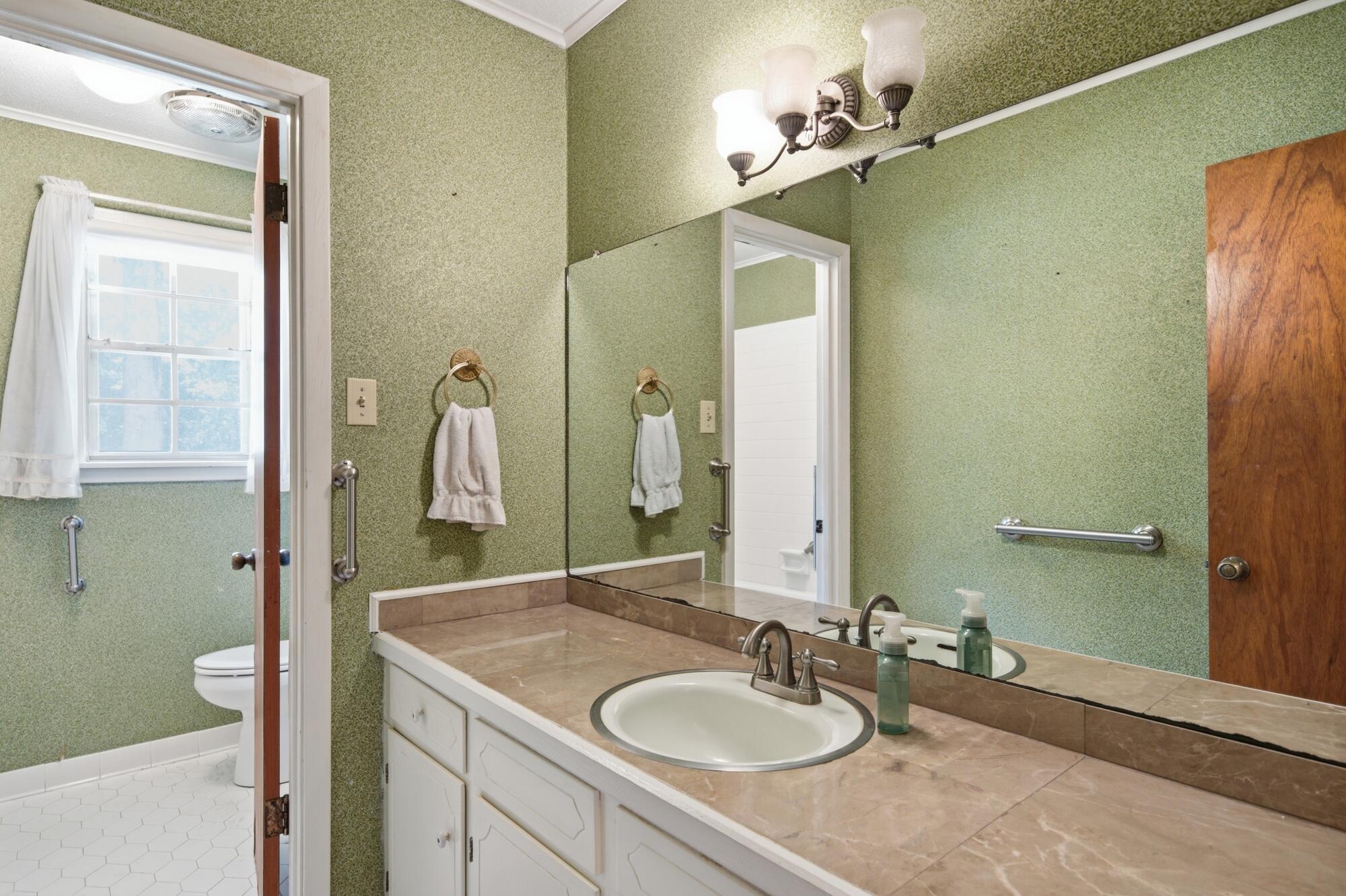 118 W Lakeside Dr.