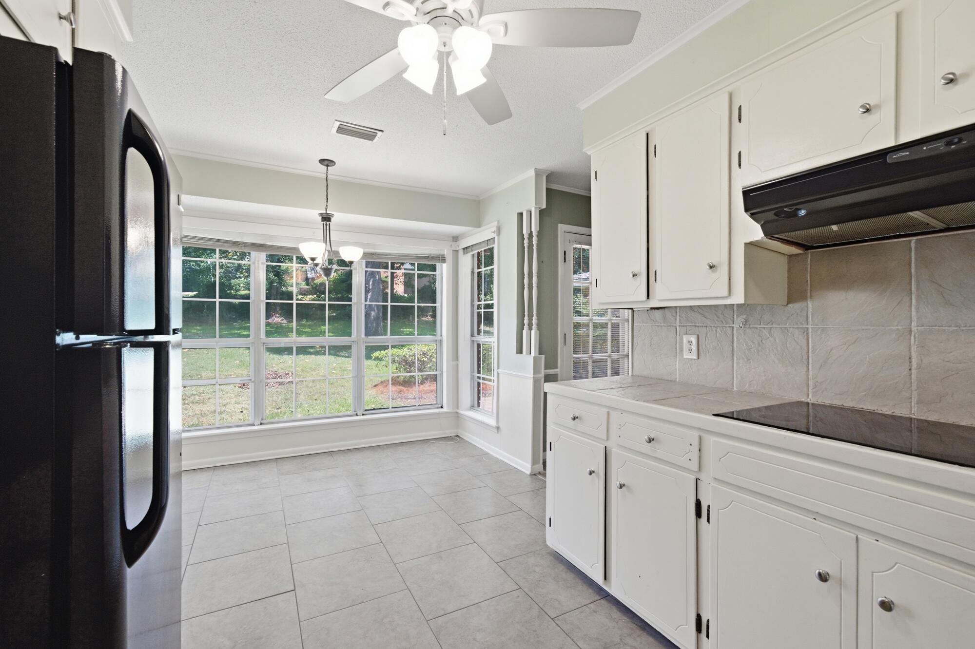 118 W Lakeside Dr.