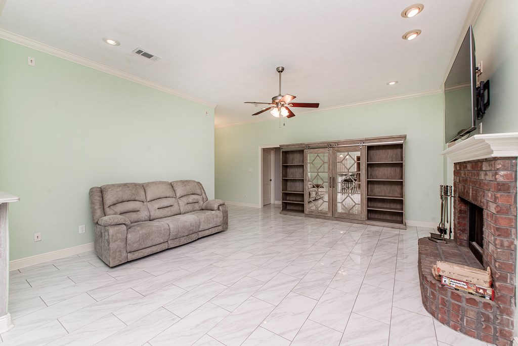 29 E Twin Oaks Lane