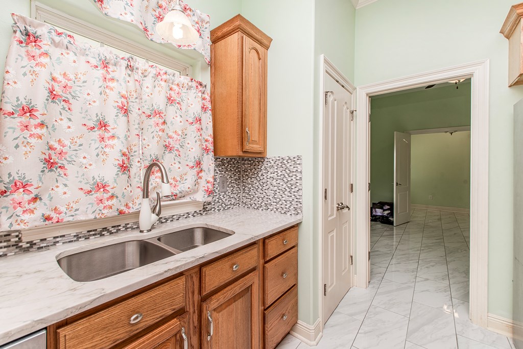 29 E Twin Oaks Lane