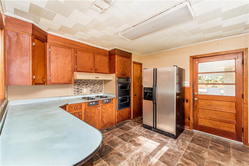 1704 THOMAS Boulevard