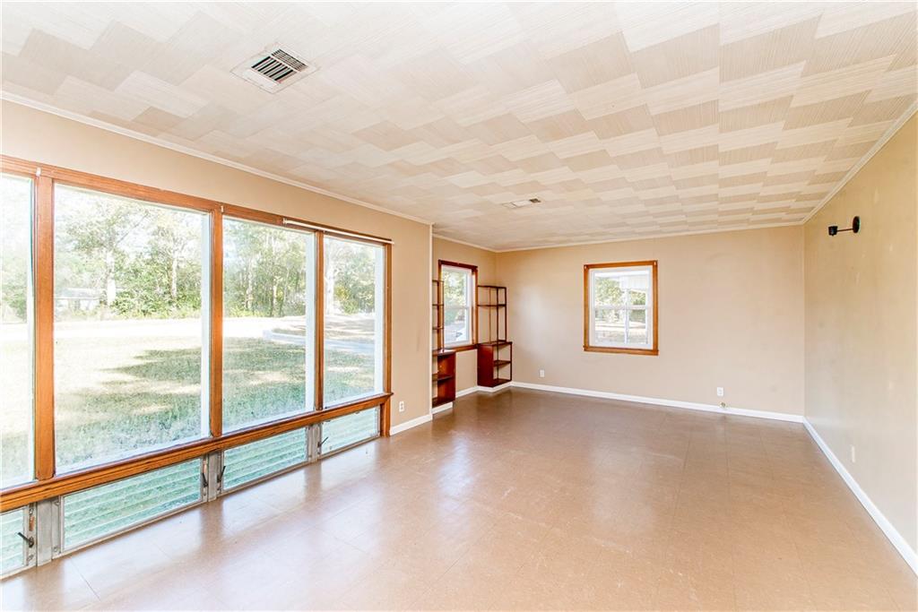 1704 THOMAS Boulevard