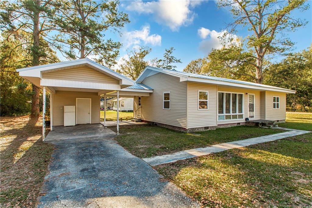 1704 THOMAS Boulevard