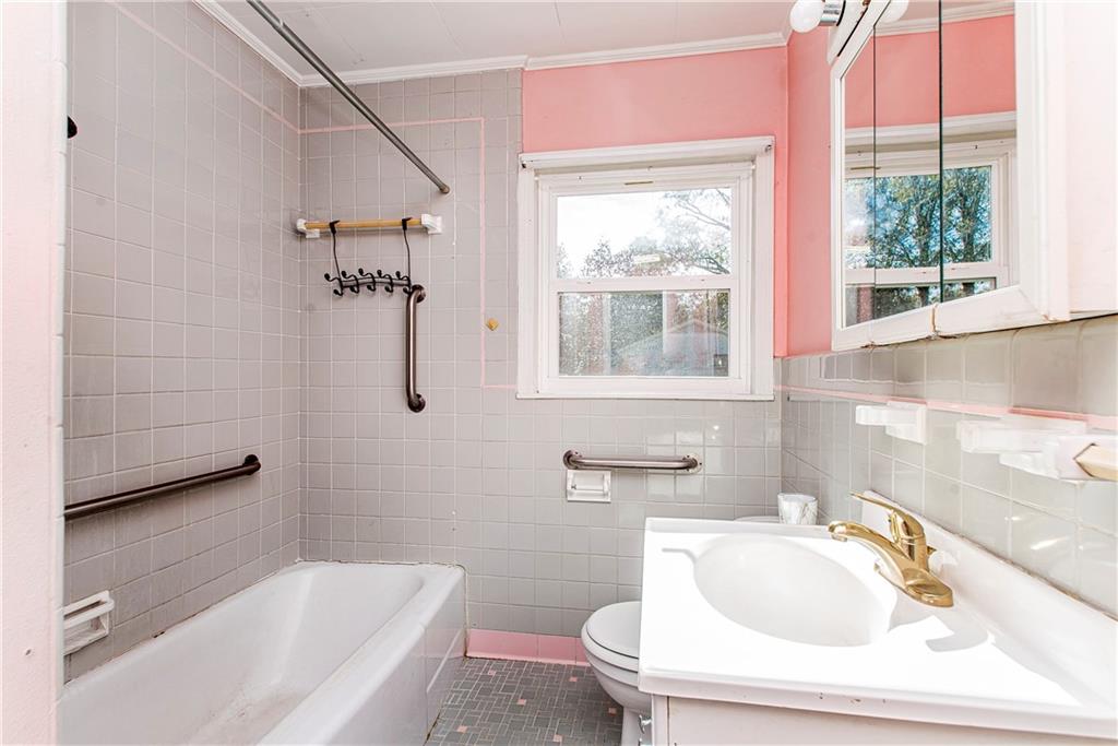 1704 THOMAS Boulevard