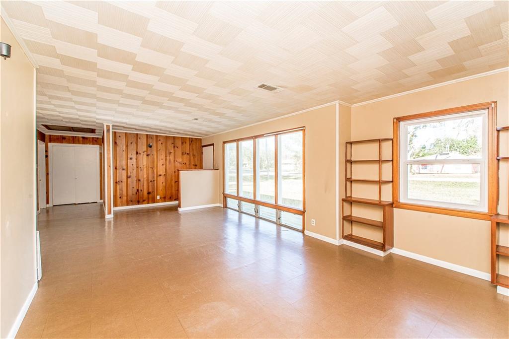 1704 THOMAS Boulevard