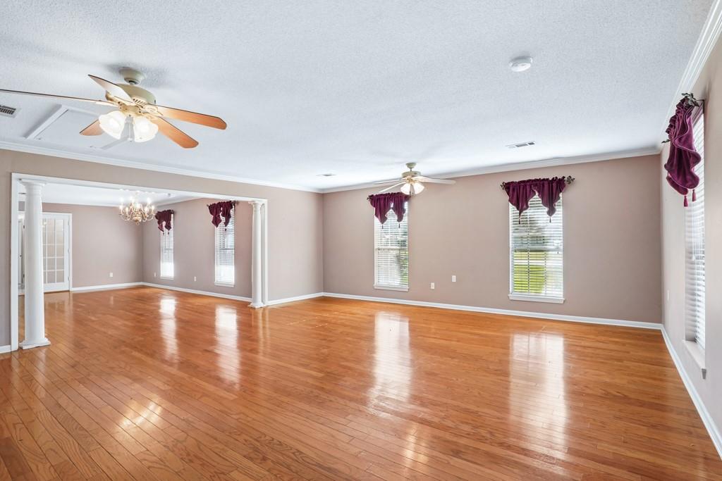 807 COURTNEY Drive