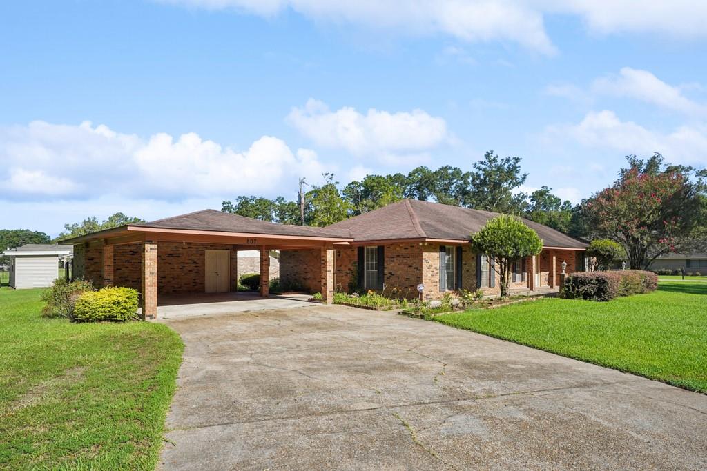 807 COURTNEY Drive