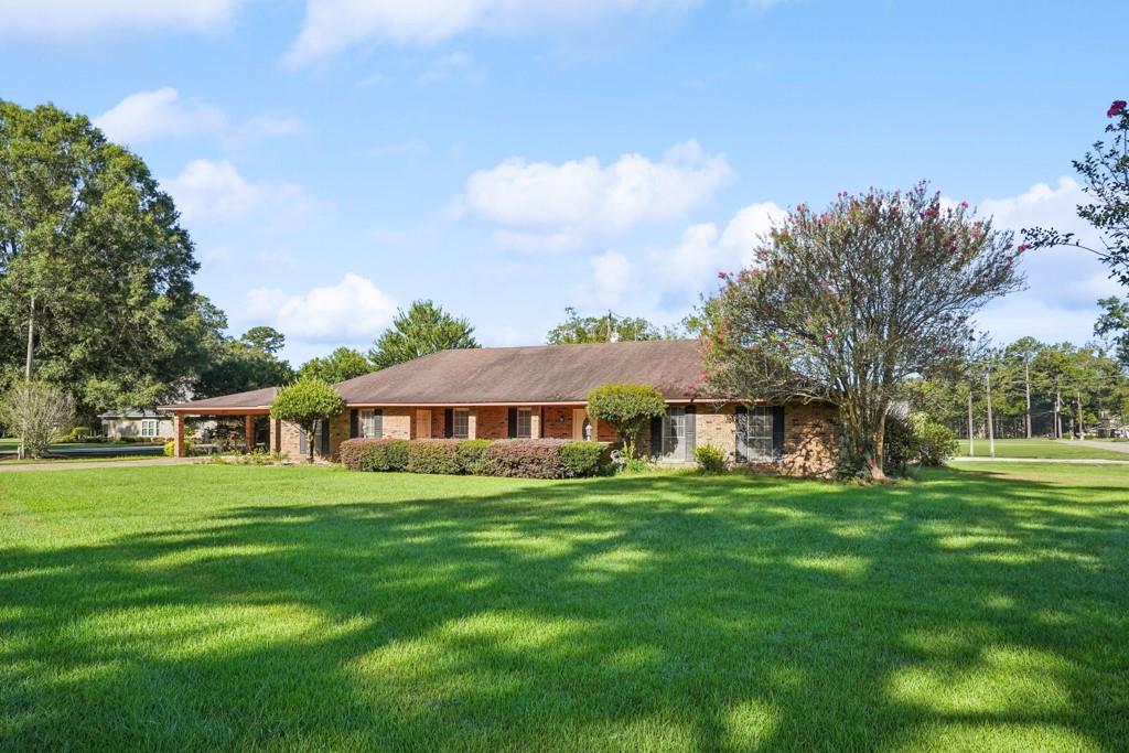 807 COURTNEY Drive