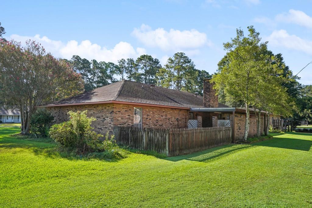 807 COURTNEY Drive