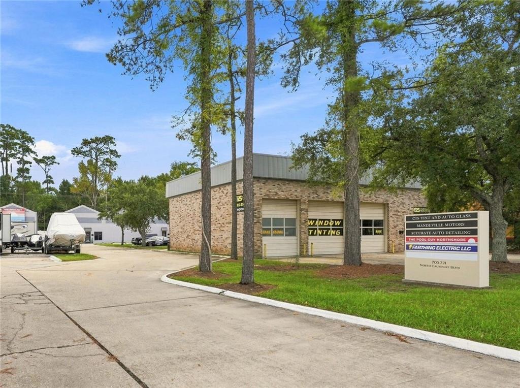 711 N CAUSEWAY Boulevard