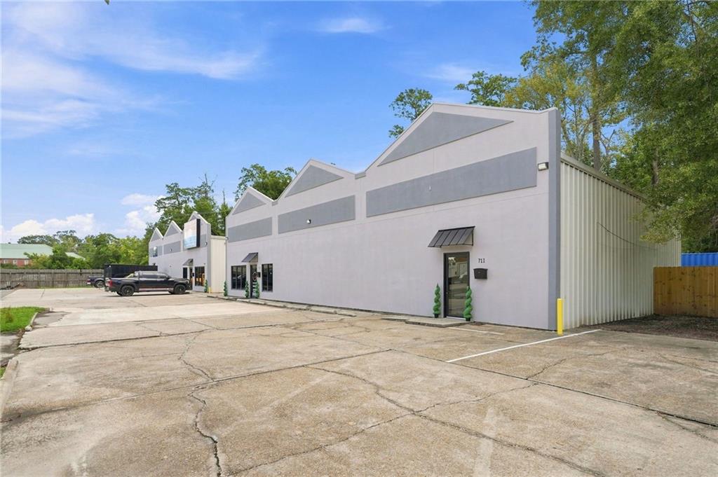711 N CAUSEWAY Boulevard