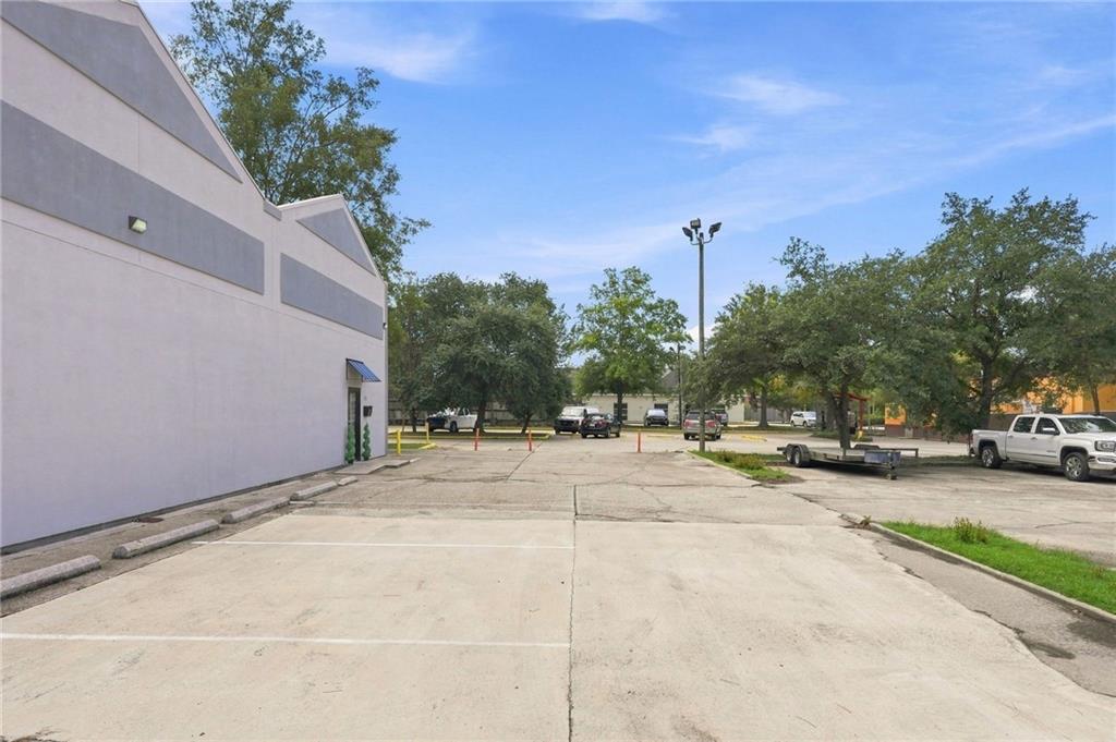 711 N CAUSEWAY Boulevard