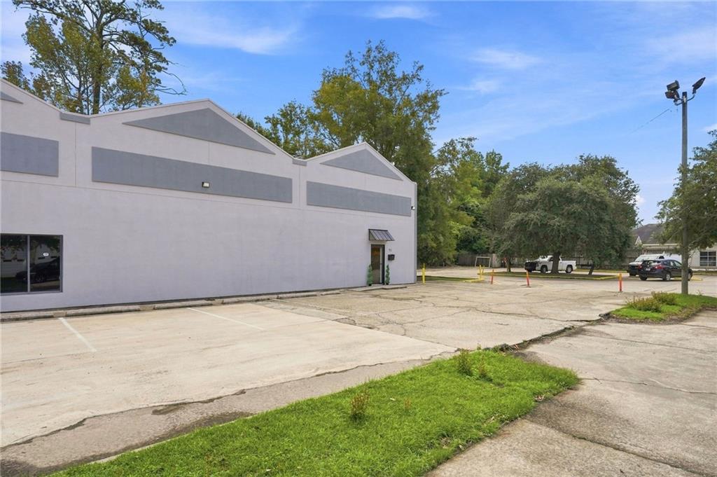 711 N CAUSEWAY Boulevard