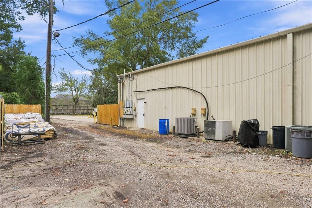 711 N CAUSEWAY Boulevard