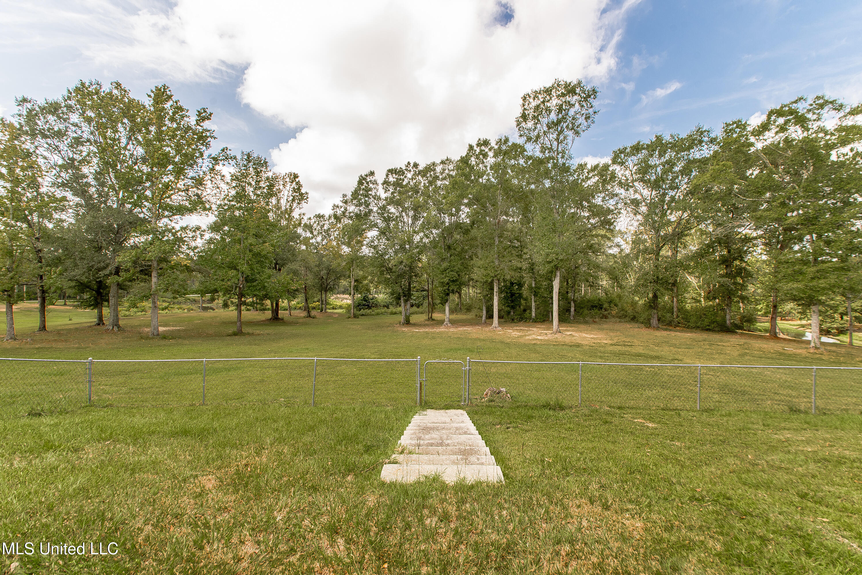 29 E Twin Oaks Lane