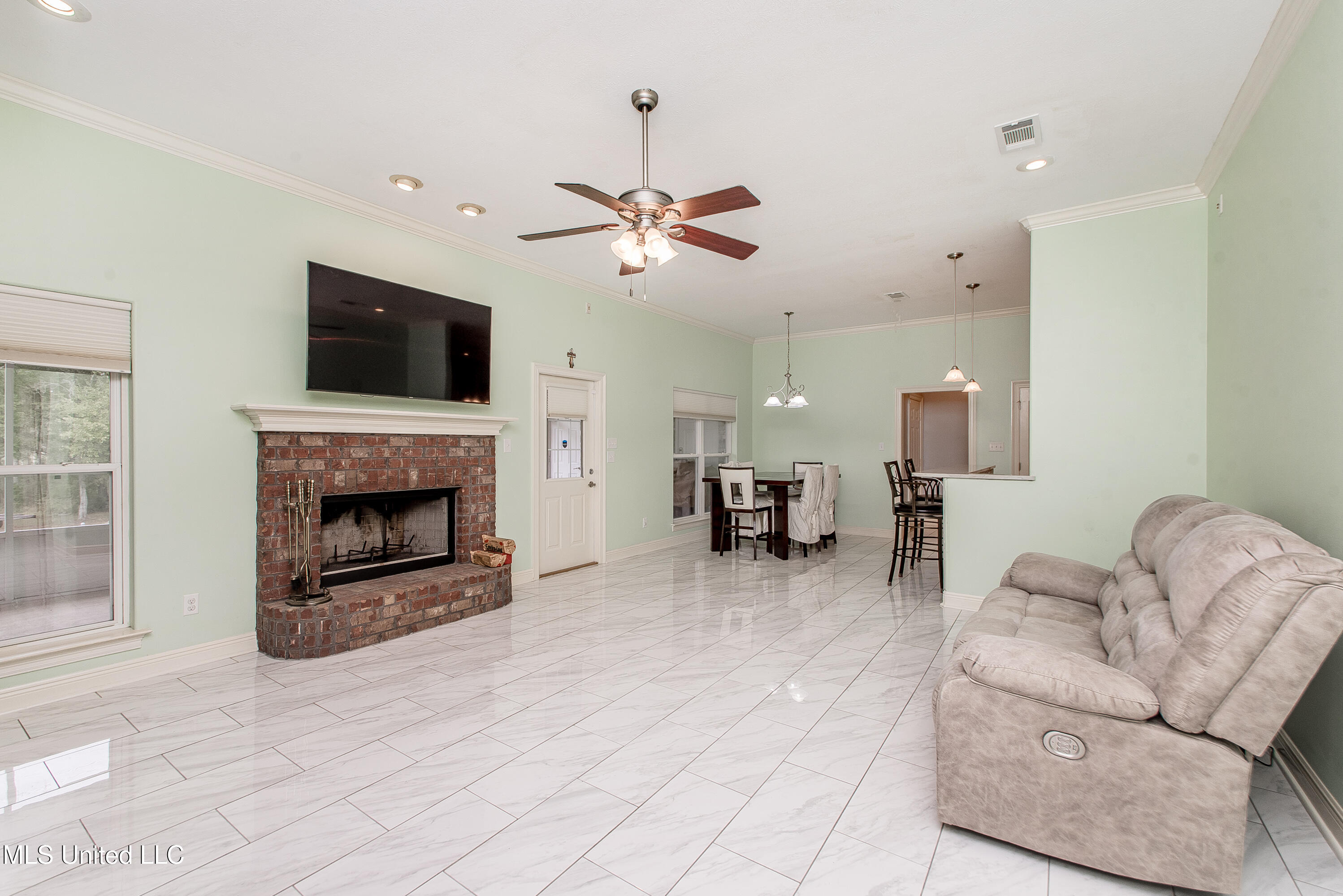 29 E Twin Oaks Lane