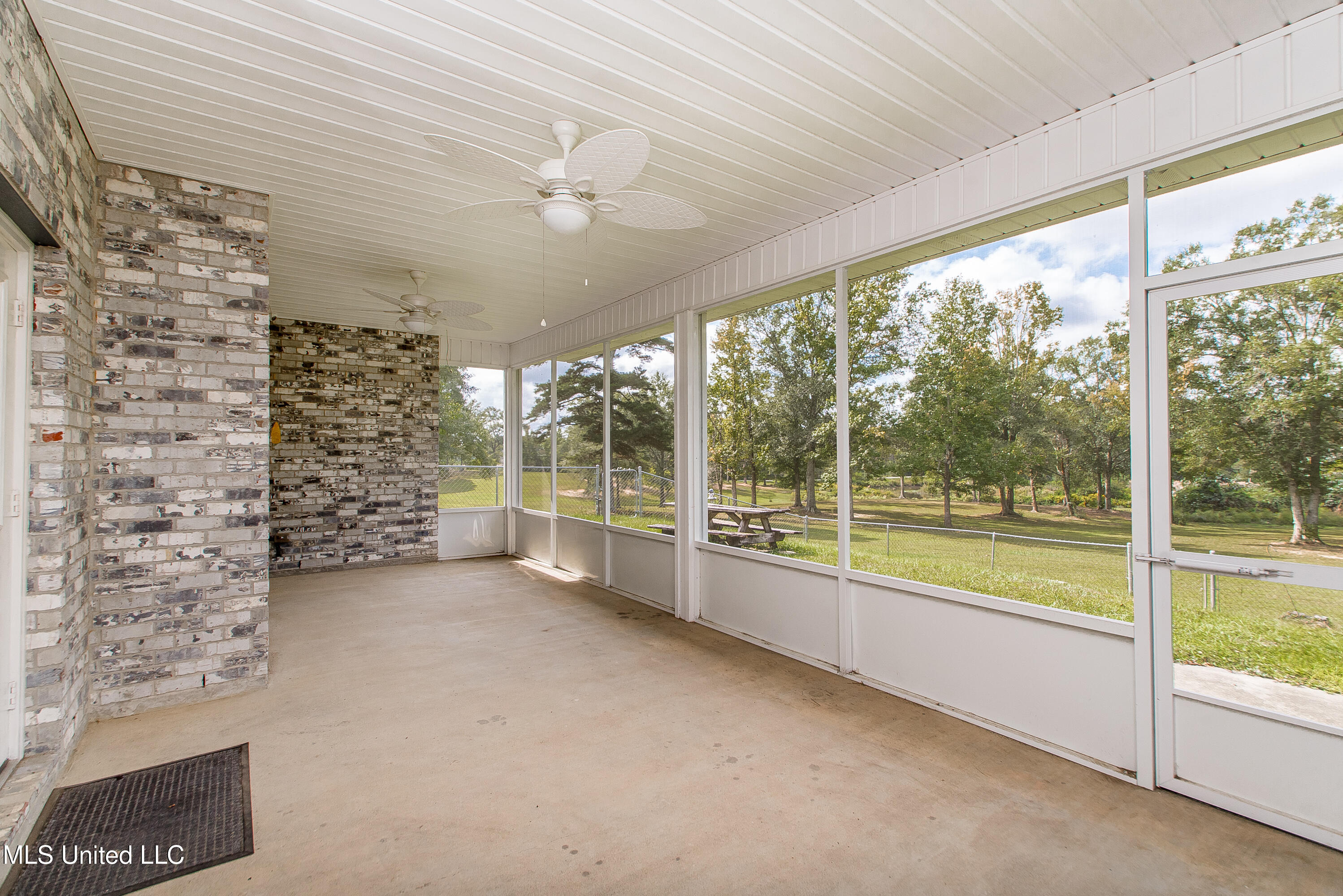 29 E Twin Oaks Lane