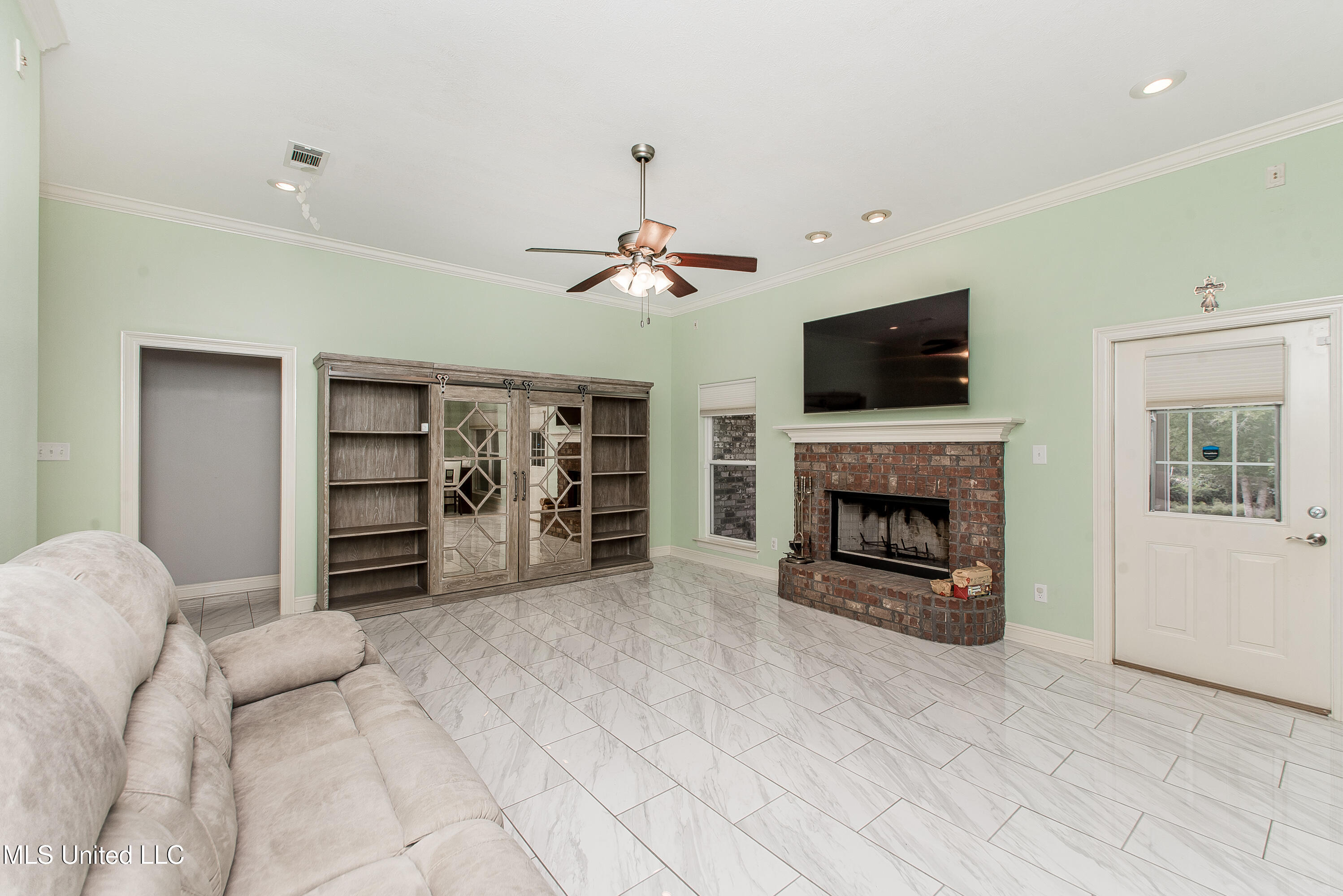 29 E Twin Oaks Lane
