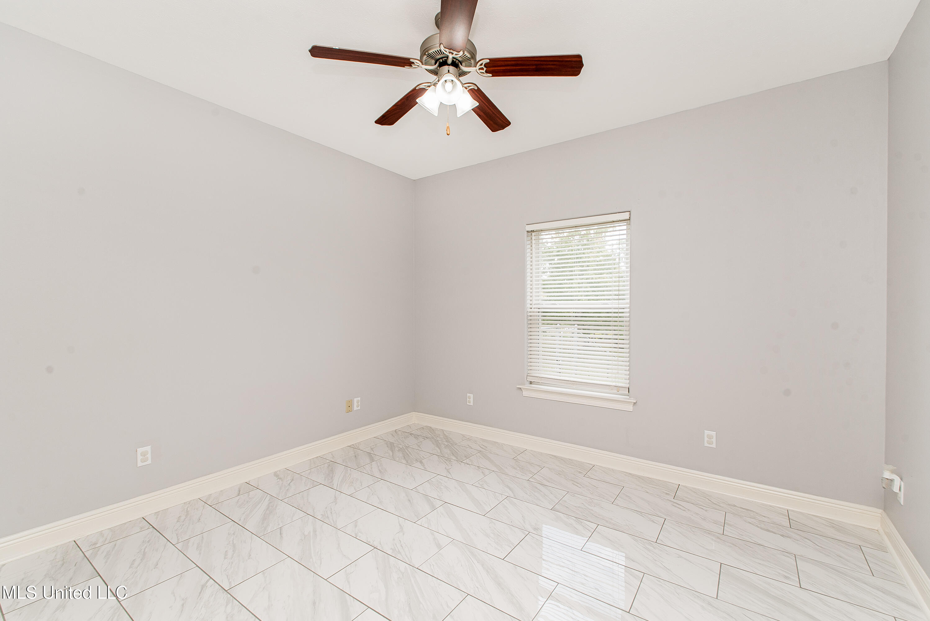 29 E Twin Oaks Lane