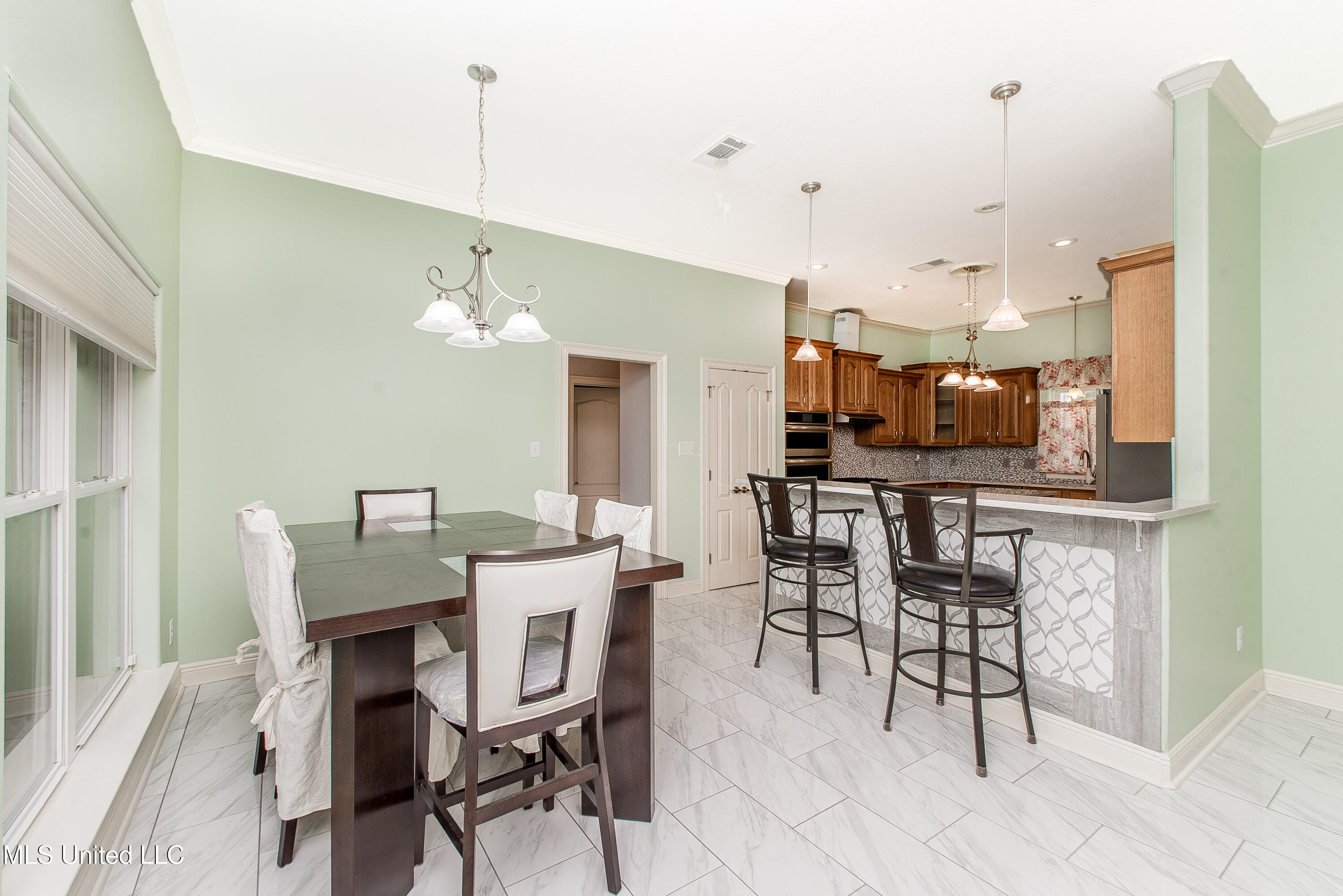 29 E Twin Oaks Lane