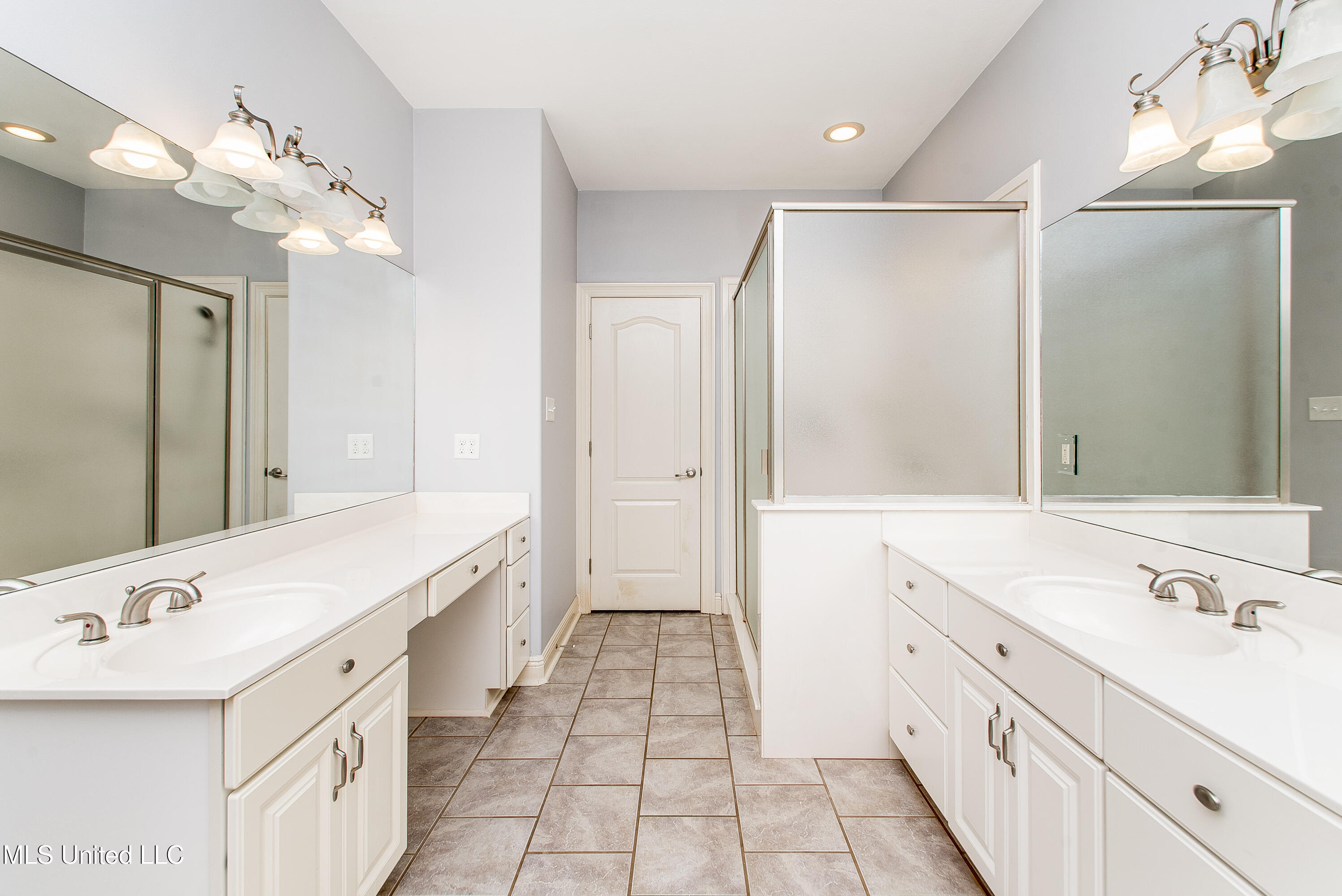 29 E Twin Oaks Lane