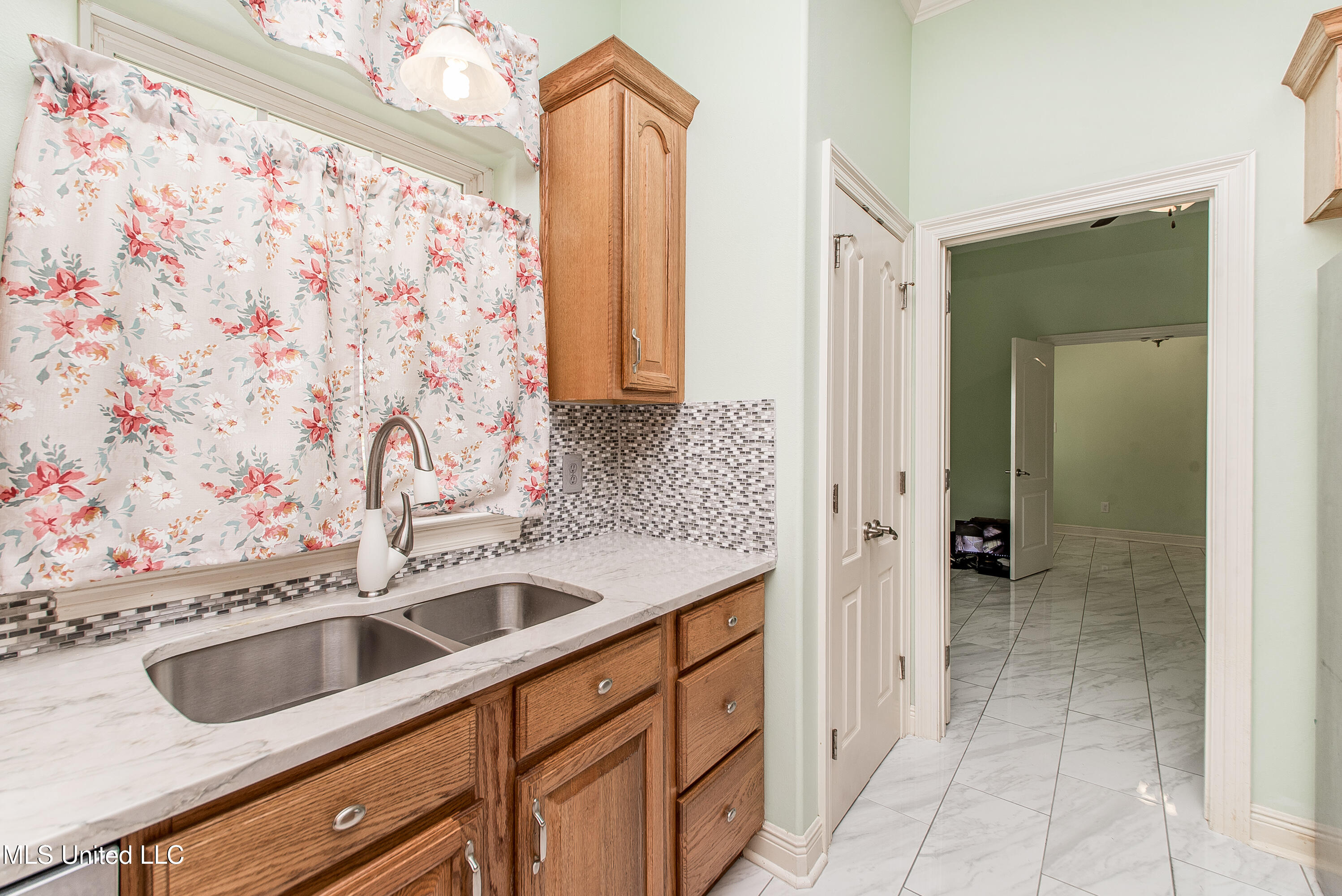 29 E Twin Oaks Lane