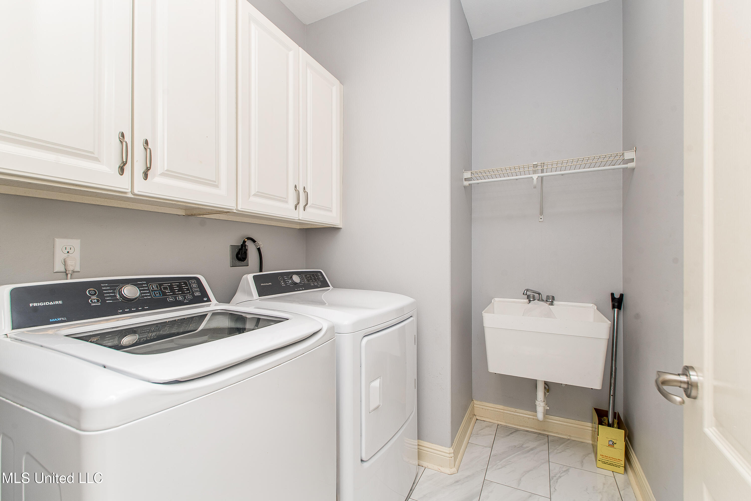 29 E Twin Oaks Lane