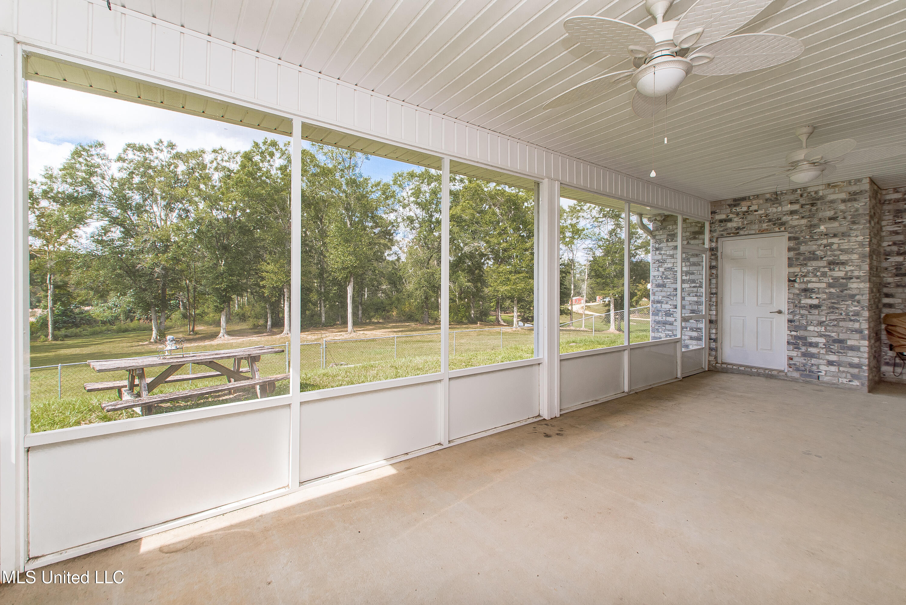 29 E Twin Oaks Lane