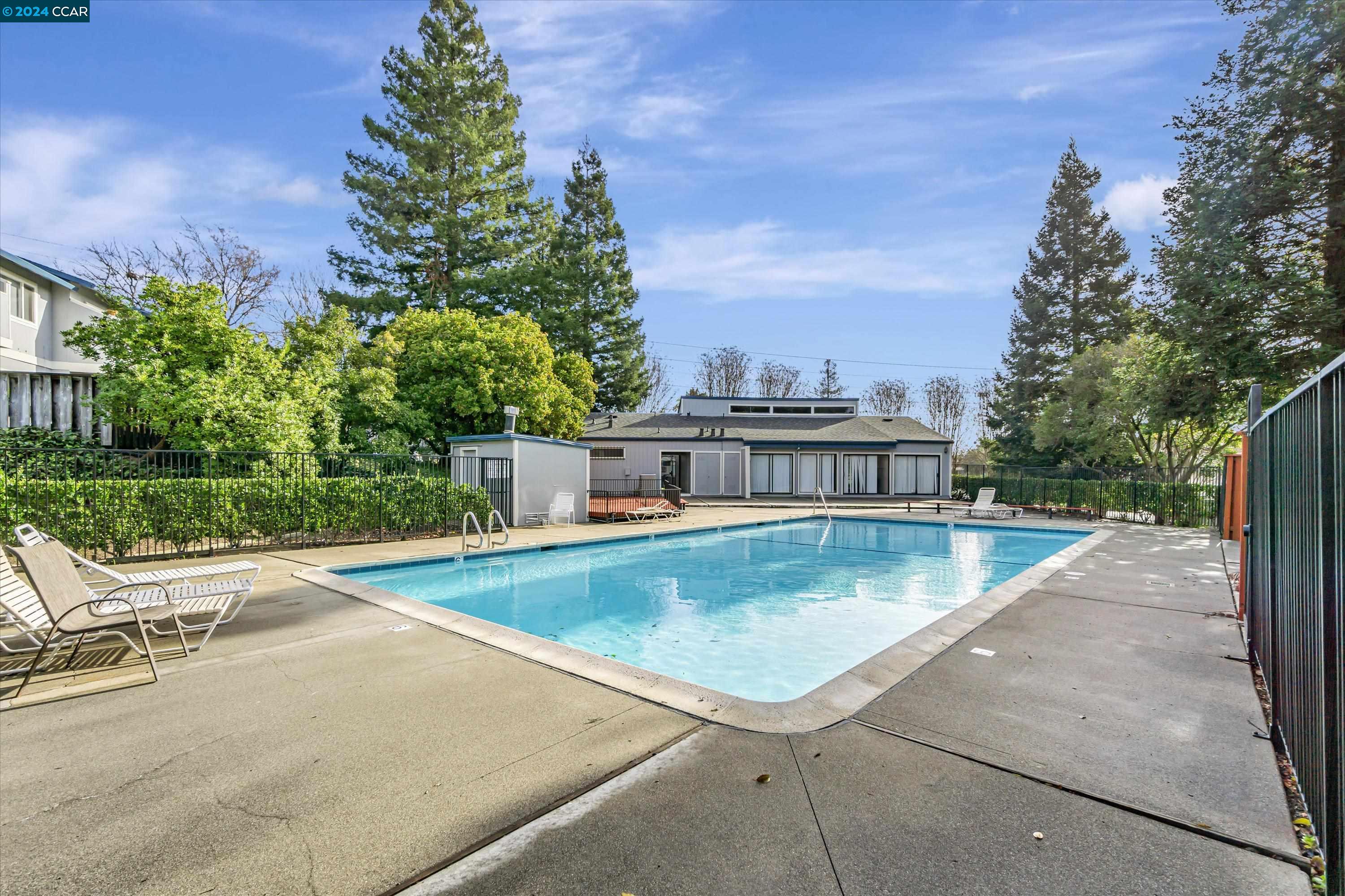 452 Holiday Hills Dr