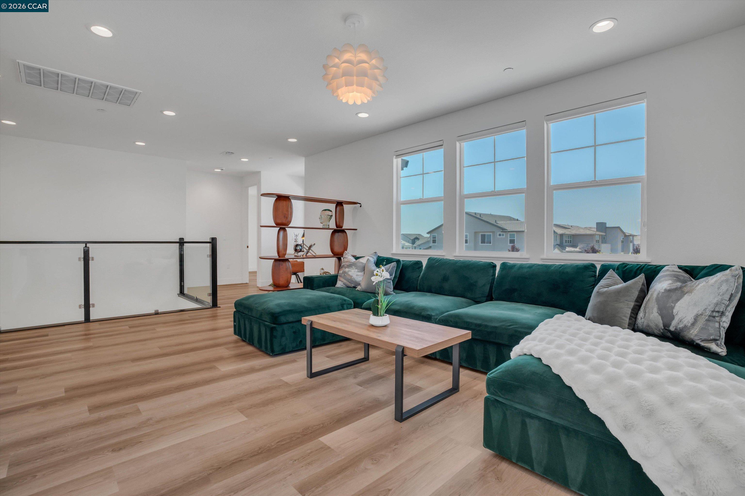 3368 Mulholland Dr