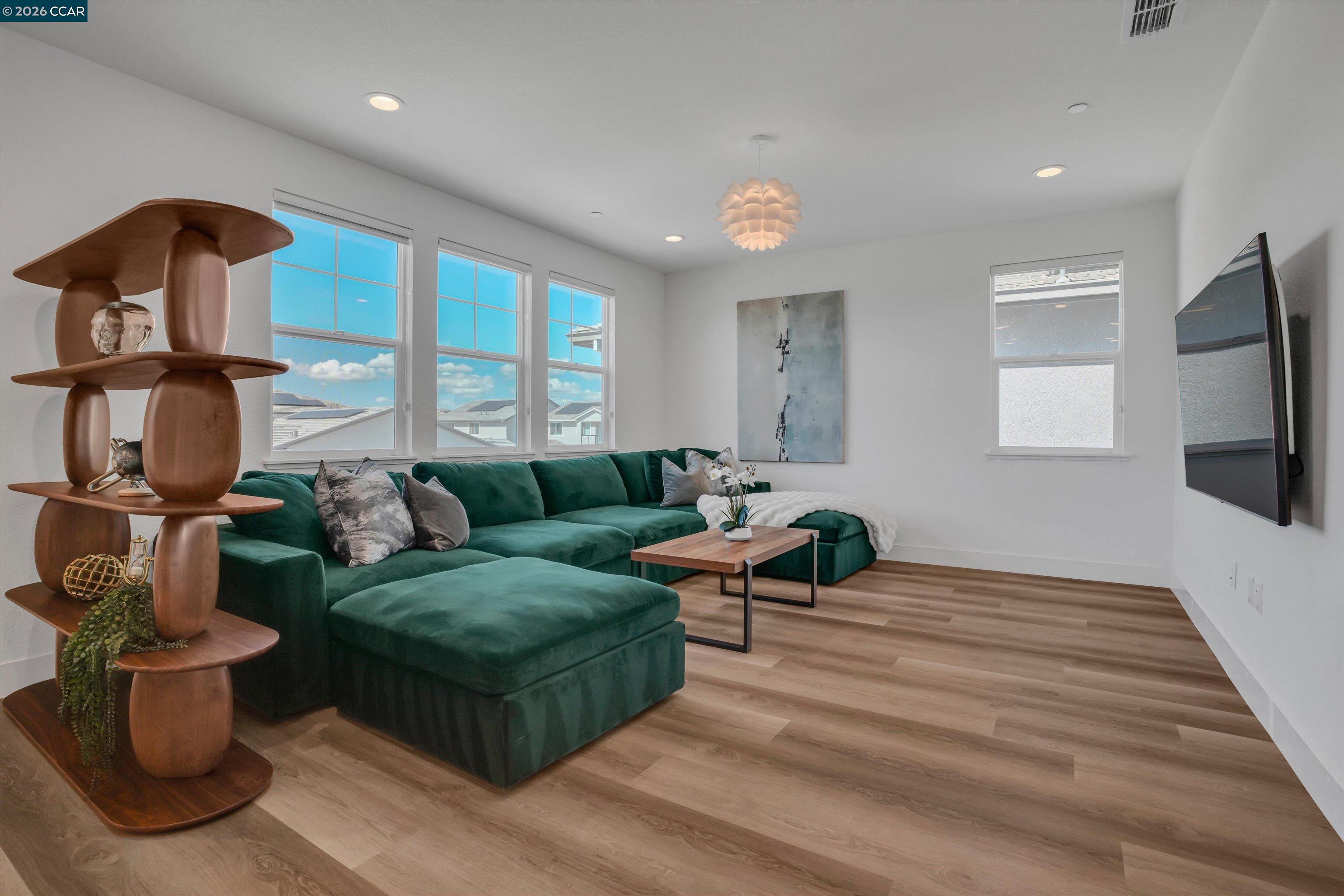 3368 Mulholland Dr