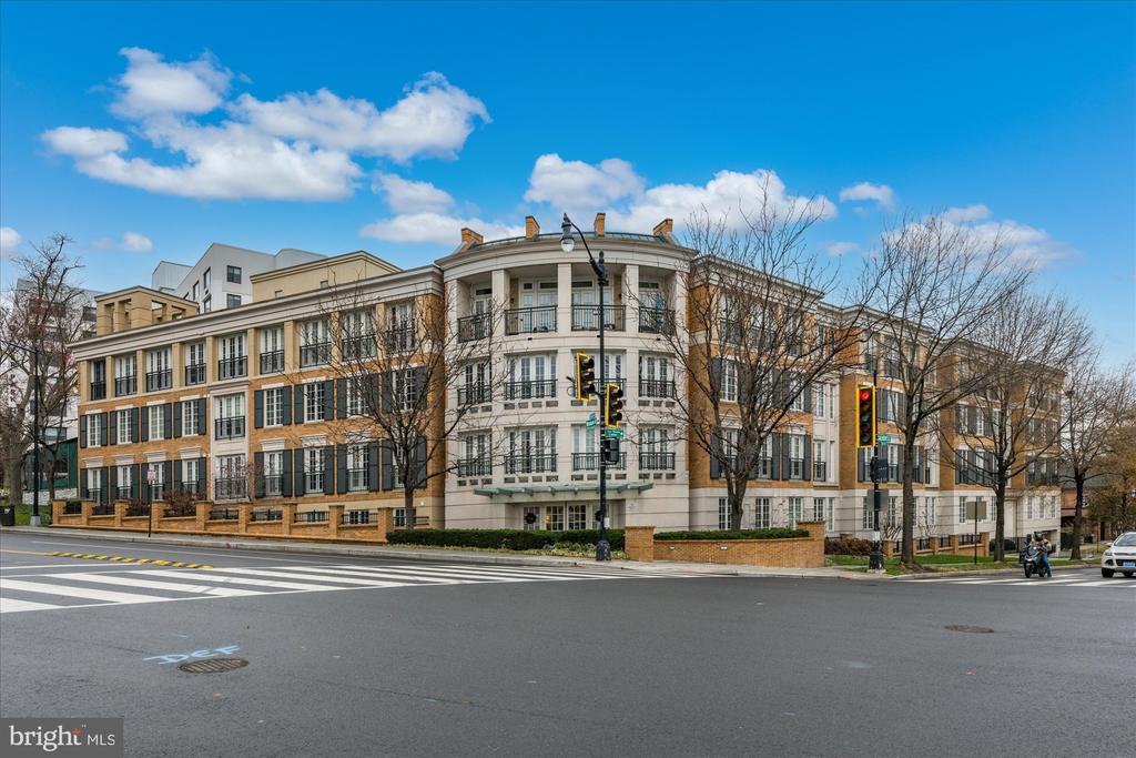 2501 WISCONSIN AVE NW #206
