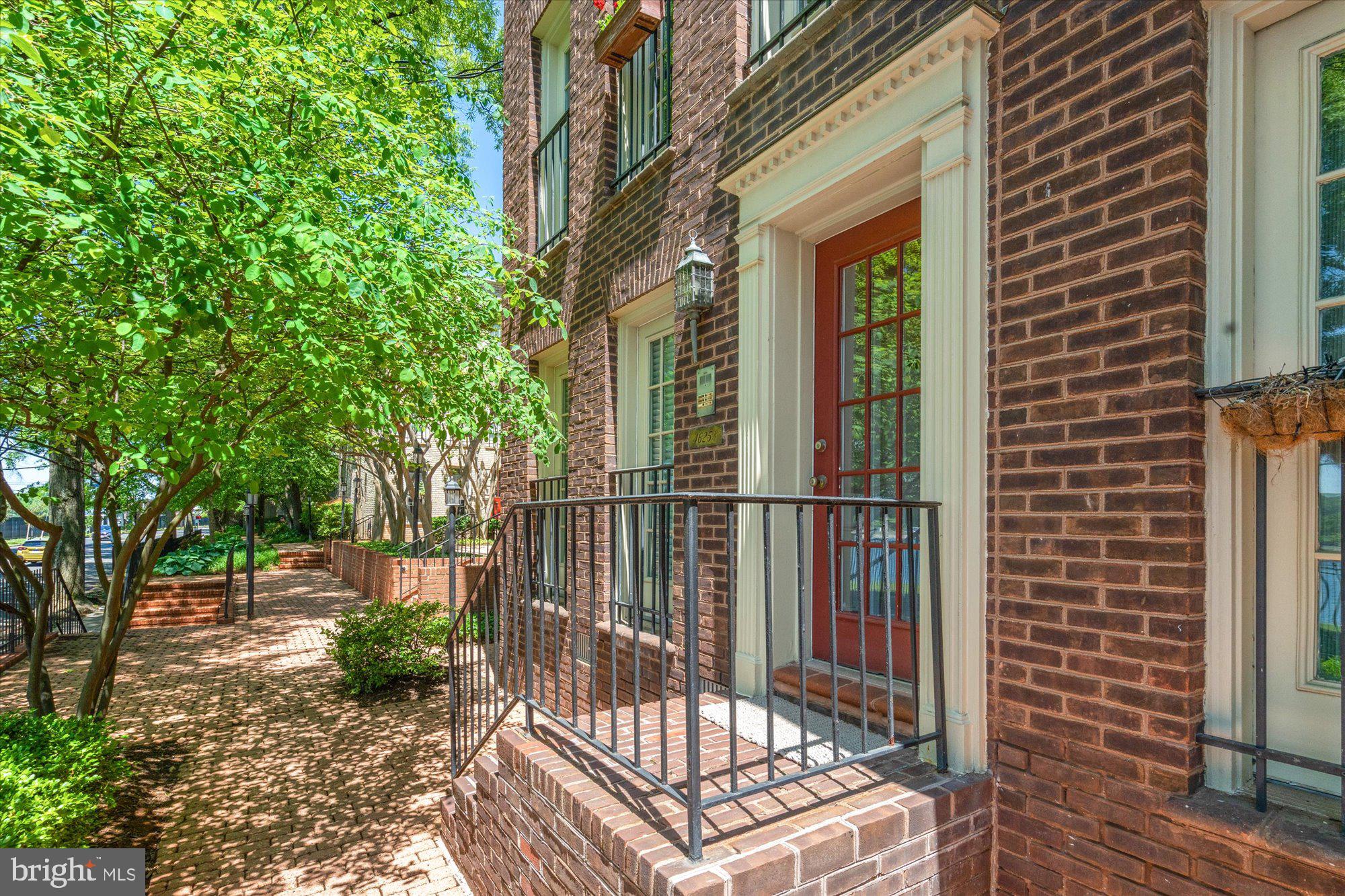 4625 1/2 MacArthur Blvd NW #B