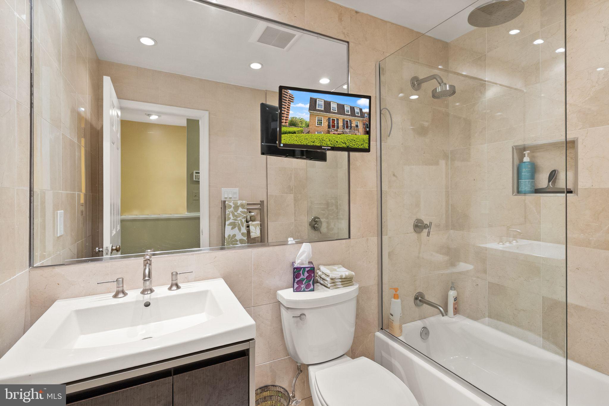 3267 Sutton Pl NW #C