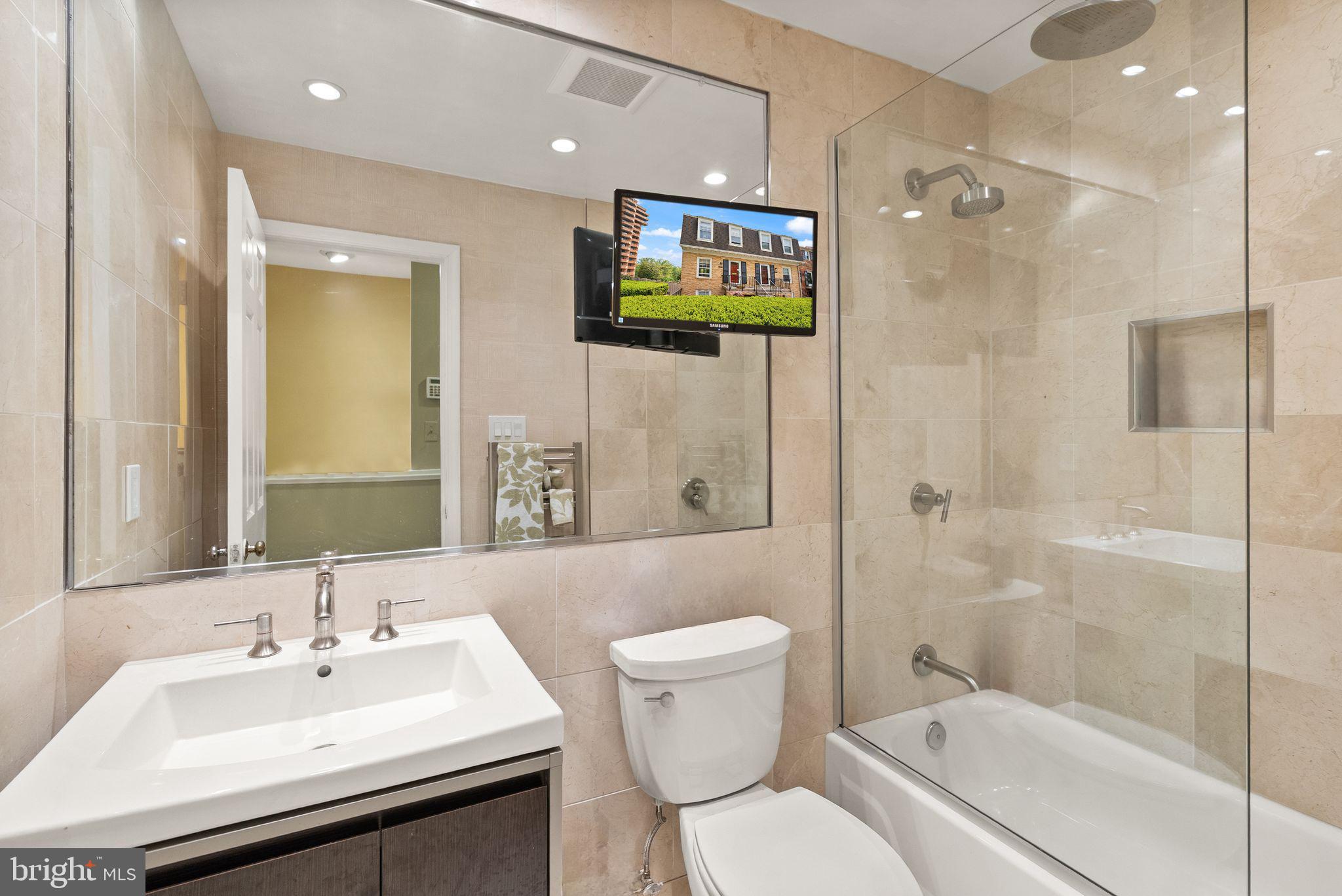 3267 SUTTON PLACE NW C