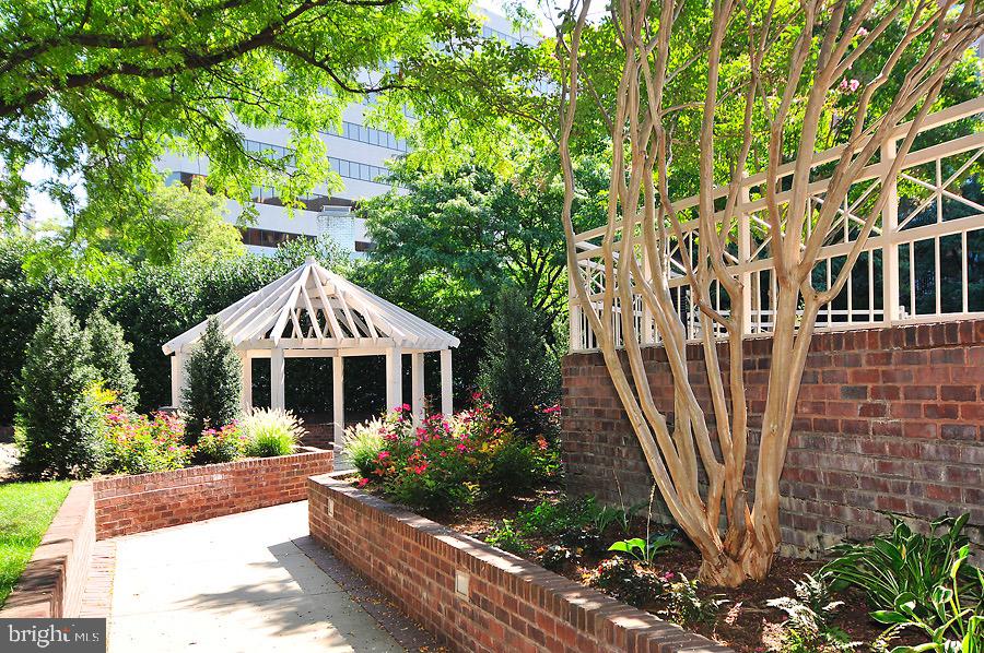 7500 Woodmont Ave #S817