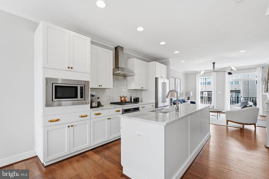 23000 LAVALLETTE SQUARE
