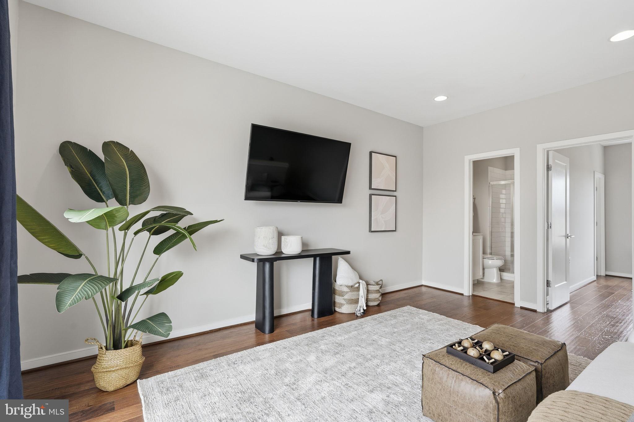 23000 LAVALLETTE SQUARE