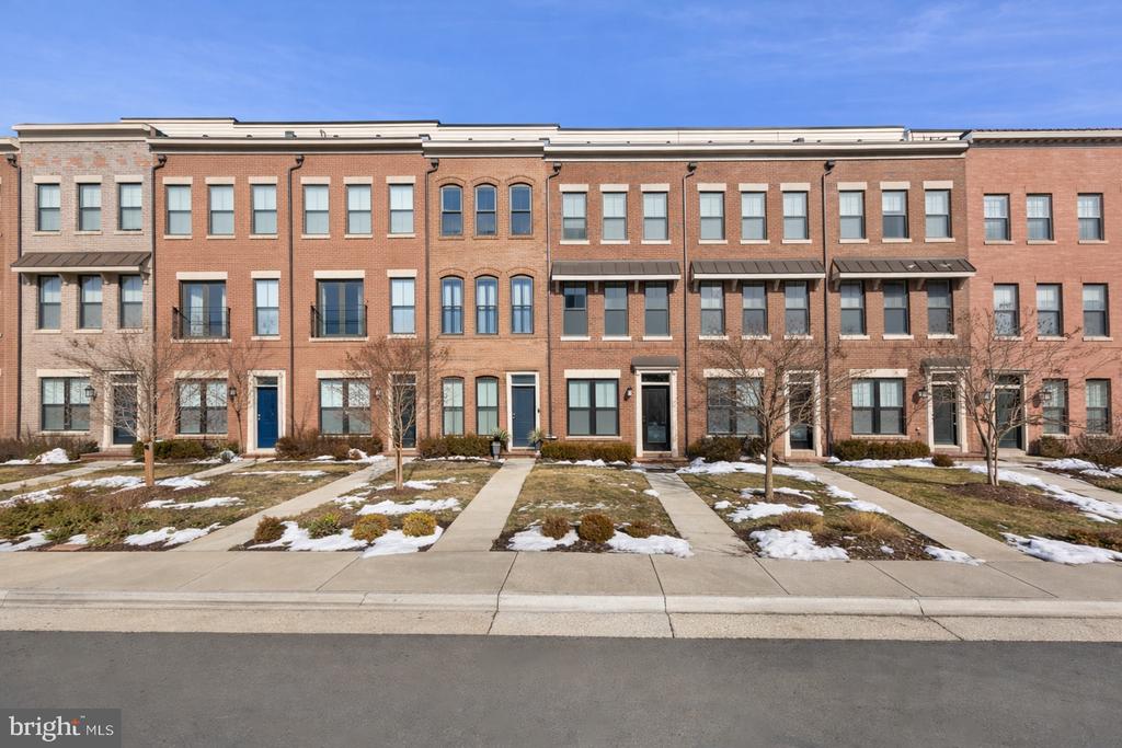 23000 LAVALLETTE SQUARE